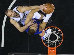 Blake Griffin (decha) lucha por el balón con Manu Ginobili. El ala-pívot de Los Ángeles anotó 26 puntos y consiguió 12 rebotes. EFE / L. Smith