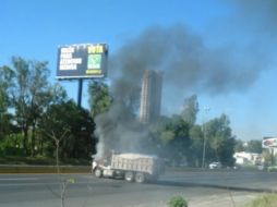 Imagen del vehículo incendiado en Periférico. EL INFORMADOR /