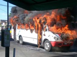 El incendio de la unidad del transporte público es al rededor de las 9:50 am entre las calles Av. Artesanos e Higinio Ruvalca. EL INFORMADOR / ESPECIAL