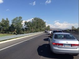 Una patrulla de la Policía Federal recorre la carretera libre a Colima, luego que automovilistas fueran desviados por los bloqueos. EL INFORMADOR /