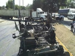 Los hechos violentos de esta mañana en Jalisco han dejado vehículos incendiados y un muerto, hasta el momento. EL INFORMADOR /