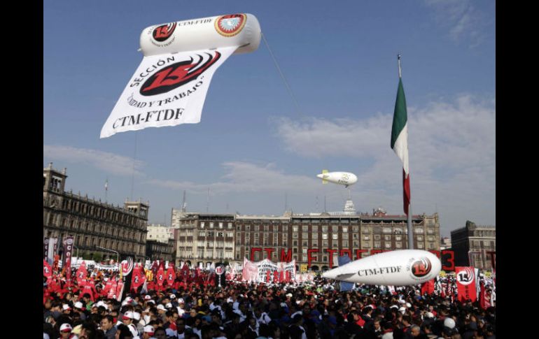 El grupo avanza sobre Paseo de la Reforma para unirse al mitin en la Plaza de la Constitución. SUN / A. Ojeda