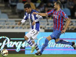 El mexicano (izq.) hizo estallar el recinto de San Sebastián con el soberbio cobro de tiro libre  en el  minuto 86. EFE / J. Herrero