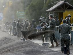 El Ejército colabora en el despeje del material volcánico en las aldeas afectadas por la caída de ceniza. EFE / M. Ruiz