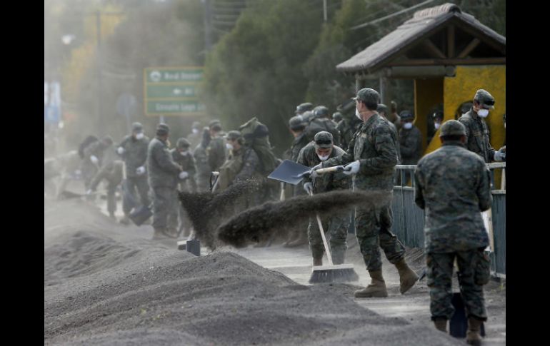 El Ejército colabora en el despeje del material volcánico en las aldeas afectadas por la caída de ceniza. EFE / M. Ruiz