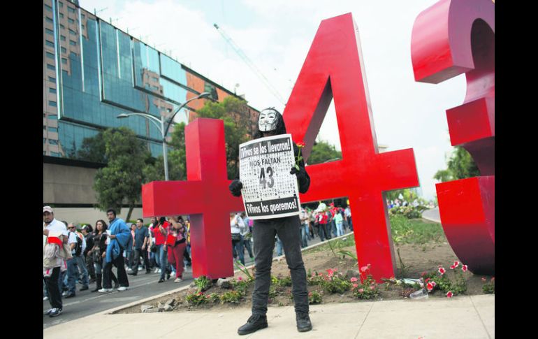 Un manifestante posa en el 'contramonumento' que colocaron activistas el 26 de abril en Paseo de la Reforma. AP /