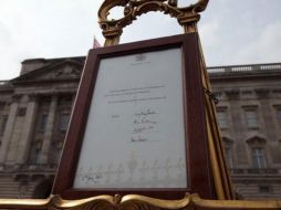 Un anuncio oficial en un caballete de madera y oro es instalado en las puertas del palacio Buckingham para anunciar el nacimiento. TWITTER / ‏@BBCPeterHunt