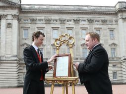 Un caballete se coloca en la explanada del Palacio de Buckingham en Londres para anunciar el nacimiento del bebé real. AP / S. Parsons