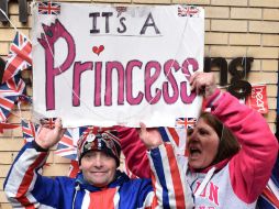 Fanáticos de la realeza celebran el nacimiento de la nueva princesa de Cambridge afuera del hospital St. Mary. AFP / L. Neal