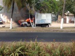 Uno de los vehículos siniestrados al parecer es una camioneta de tres toneladas. ESPECIAL /