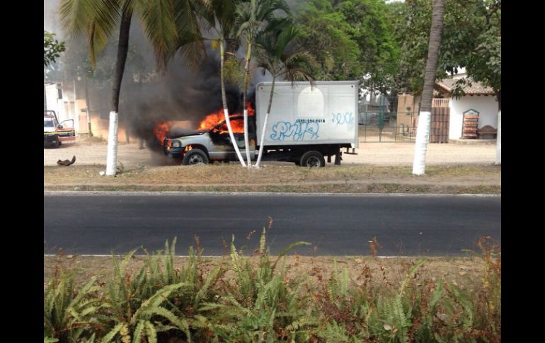 Uno de los vehículos siniestrados al parecer es una camioneta de tres toneladas. ESPECIAL /