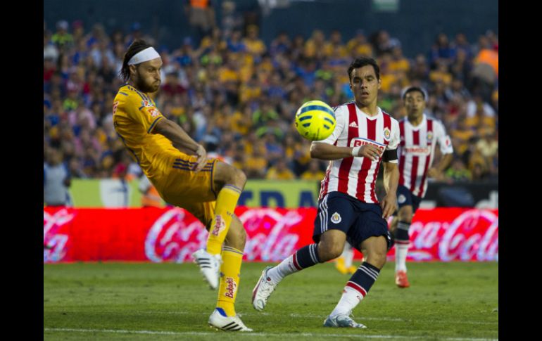 Acción del partido disputado este sábado entre Tigres vs Chivas. MEXSPORT / E. de la Torre