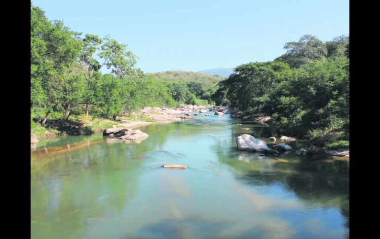 Al mirar el río Purificación desde un puente, nos mostró un suave contoneo por el valle y en lontananza la silueta de la Sierra Cacoma. EL INFORMADOR / V. García