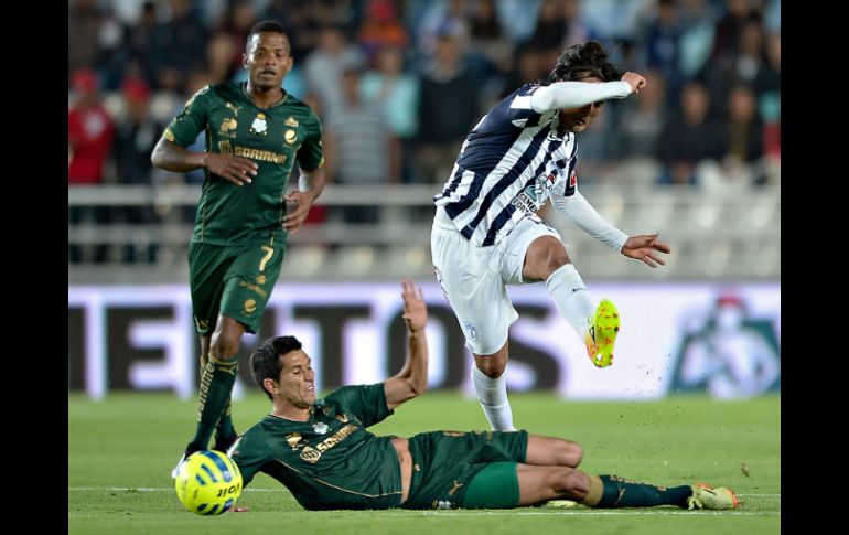 Acción del partido disputado este sábado entre Santos y Pachuca. MEXSPORT / I. Ortiz