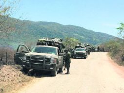 VIGILANCIA. Unos 300 elementos del Ejército resguardan la zona donde fue atacada la aernonave de la Sedena.  /