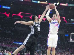 Blake Griffin (Der) de Los Clippers de Los Ángeles dispara el esférico ante la defensa de los Spurs de San Antonio. EFE /