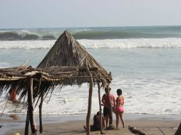 Debido al fenómeno 'mar de fondo' comerciantes de algunas playas reportaron bajas ventas. NTX / ARCHIVO