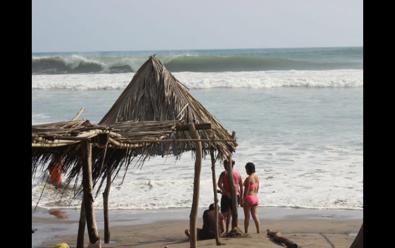 Debido al fenómeno 'mar de fondo' comerciantes de algunas playas reportaron bajas ventas. NTX / ARCHIVO