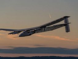 La aeronave subirá la altura del monte Everest, casi nueve mil metros, durante el día para captar la luz del sol y recargar baterías. y TWITTER / @andreborschberg