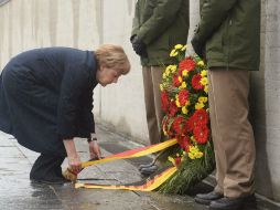 Angela Merkel extiende arreglo floral frente al campo de concentración de Dachau. EFE / A. Gerbert