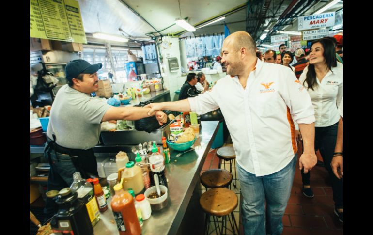 Comerciantes demandaron a Alfaro mejoría en el aseo y mantenimiento del mercado. ESPECIAL / Enrique Alfaro Ramírez