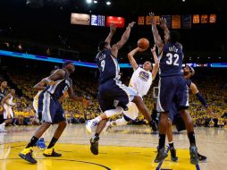 Stephen Curry lanza el balón entre los defensivos de Memphis. El favorito para el premio MVP anotó 22 puntos en el partido. AFP / E. Shaw