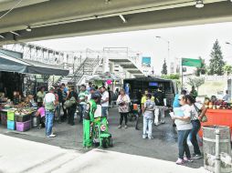 A pesar de la ilegalidad, en la estación Periférico Sur se permite la instalación libre de comerciantes en vía pública. EL INFORMADOR / E. Barrera