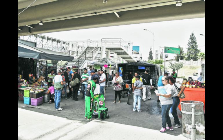 A pesar de la ilegalidad, en la estación Periférico Sur se permite la instalación libre de comerciantes en vía pública. EL INFORMADOR / E. Barrera