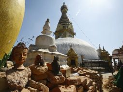 Una vista del destruído 'Templo del Mono',vacío a pesar de la celebración del Vesak. Nepal obtiene grandes ingresos gracias al turismo. EFE / N. Shrestha