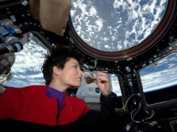 'Café: la mejor suspensión orgánica jamás inventada' dijo la astronauta en su publicación en la red social. TWITTER / @AstroSamantha