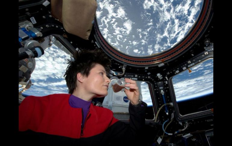 'Café: la mejor suspensión orgánica jamás inventada' dijo la astronauta en su publicación en la red social. TWITTER / @AstroSamantha