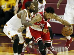 Derrick Rose (derecha) lucha para superar la marca de Kyrie Irving durante el partido de ayer. EFE / D. Maxwell