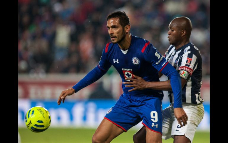 El delantero paraguayo Roque Santa Cruz promete ganar el partido del sábado frente a la UdeG. EFE / ARCHIVO