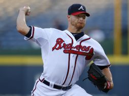 Shelby Miller, pitcher de los Bravos de Atlanta, lanza la bola a home durante el encuentro de ayer por la noche frente a los Filis. AP / T. Kirkland