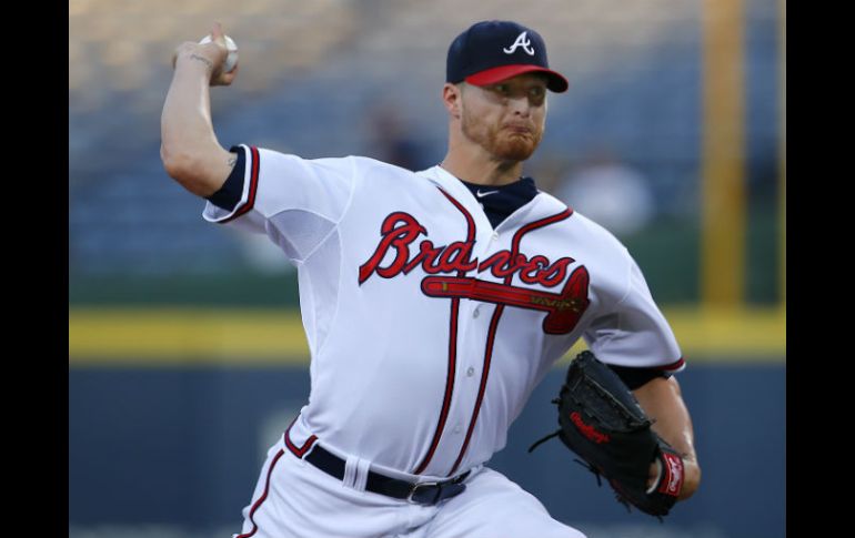 Shelby Miller, pitcher de los Bravos de Atlanta, lanza la bola a home durante el encuentro de ayer por la noche frente a los Filis. AP / T. Kirkland