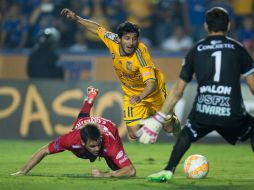 Damián Álvarez (11) al momento que le cometen el penalti que calmaría las aguas en el Estadio Universitario. MEXSPORT / J. Martínez