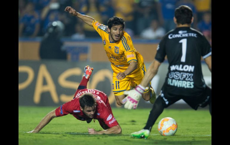 Damián Álvarez (11) al momento que le cometen el penalti que calmaría las aguas en el Estadio Universitario. MEXSPORT / J. Martínez