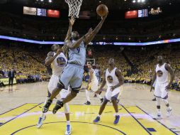 Tony Allen dispara bajo la marca de Andre Iguodala. AP / B. Margot