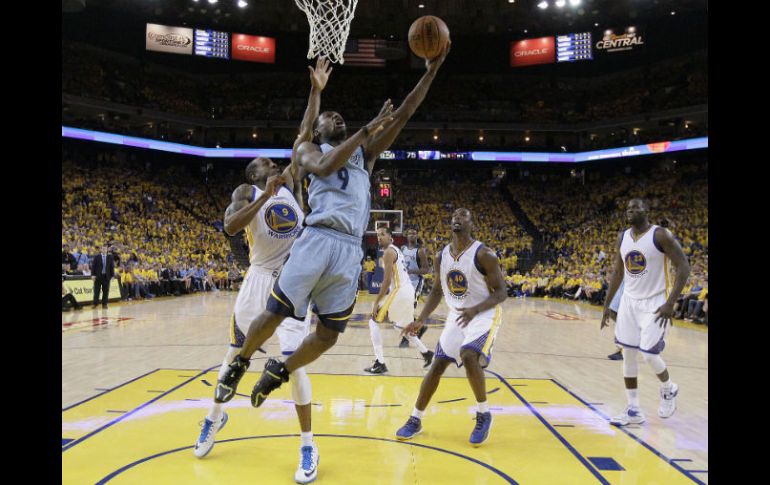 Tony Allen dispara bajo la marca de Andre Iguodala. AP / B. Margot