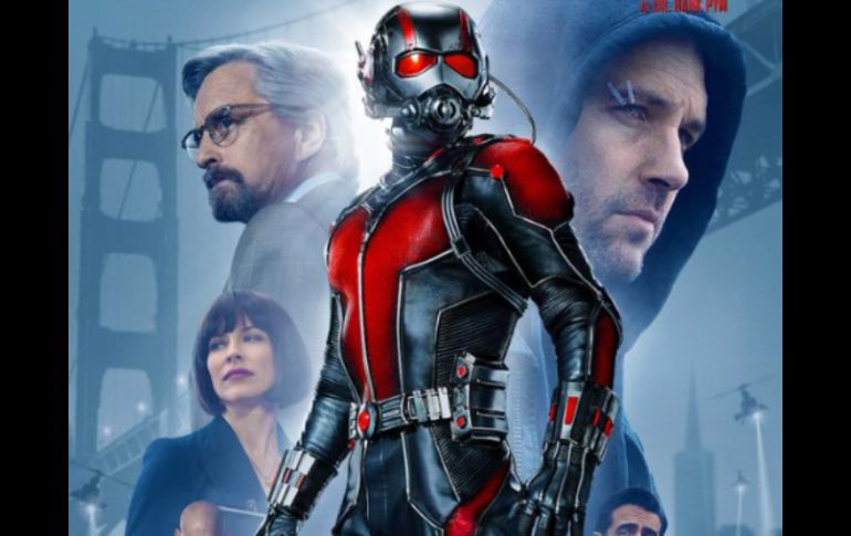 En la imagen destaca el superhéroe con su traje y también se ve al protagonista, Paul Rudd. TWITTER / @AntMan