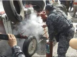 Unos 200 agricultores de maíz se manifiestan frente a la Sagarpa en El Álamo, y en su trayecto al Centro prenden fuego a un tractor. ESPECIAL /