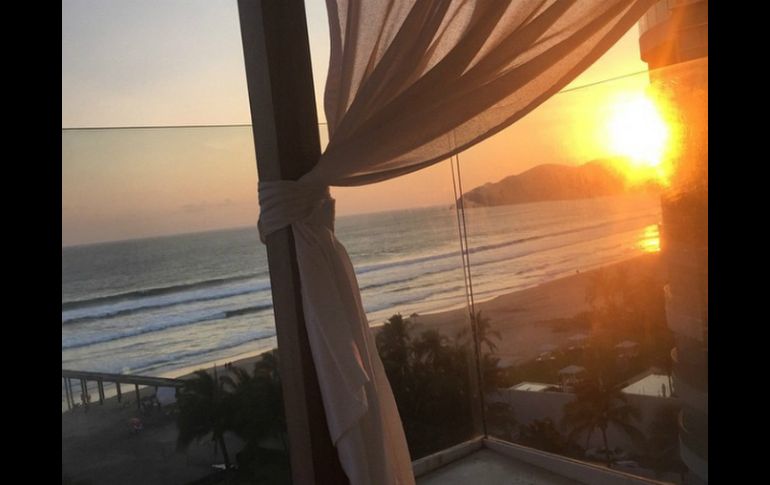 Vista del atardecer desde el balcón del departamento del actor en Acapulco, publicada en redes sociales por comediante. INSTAGRAM / @adrianuribe