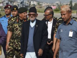 Suchil Koirala (centro), primer ministro de Nepal, tras haber abordado el helicóptero que lo llevó a las áreas devastadas en el norte. AFP / R. Schmidt