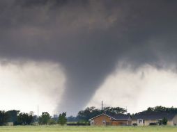 Es posible que la amenaza de tornados débiles y granizo se extienda hasta esta noche del miércoles. AP / T. Heying