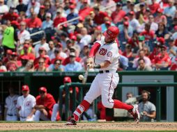 Bryce Harper conecta la bola para conseguir uno de sus tres vuelacercas durante el partido de ayer. AFP / R. Carr