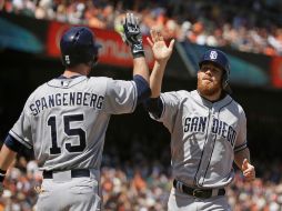 Kennedy es felicitado por Cory Spangenberg, autor de tres sencillos, tras anotar la sexta carrera del encuentro. AP / E. Risberg