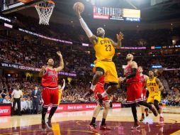 LeBron James se levanta entre tres jugadores de los Bulls para conseguir dos de los 33 puntos que anotó en el partido. AFP / J. Miller