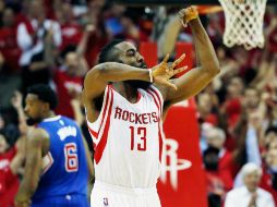 James Harden brilló en el cuarto periodo del juego, en el que anotó 16 de los 32 puntos que marcó en el partido. AFP / S. Halleran