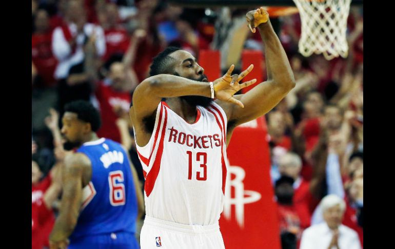 James Harden brilló en el cuarto periodo del juego, en el que anotó 16 de los 32 puntos que marcó en el partido. AFP / S. Halleran