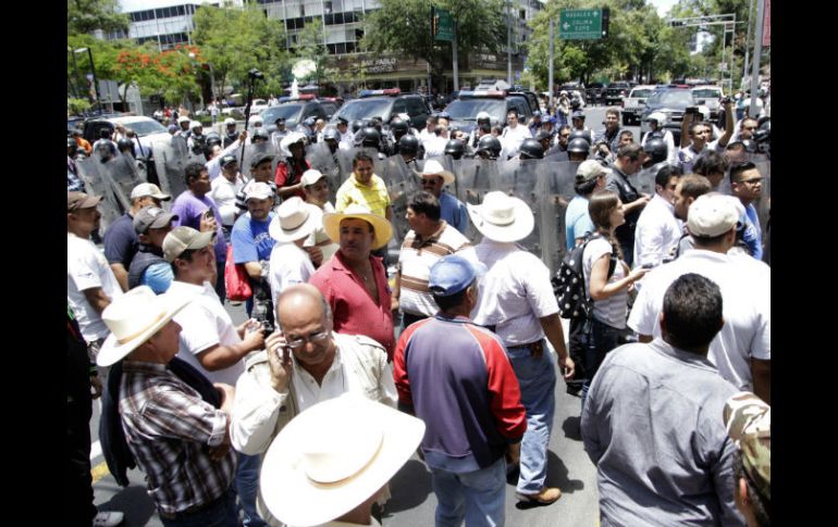 Los maiceros bloquearon Avenida Vallarta y Chapultepec, provocando caos vial. EL INFORMADOR / R. Tamayo